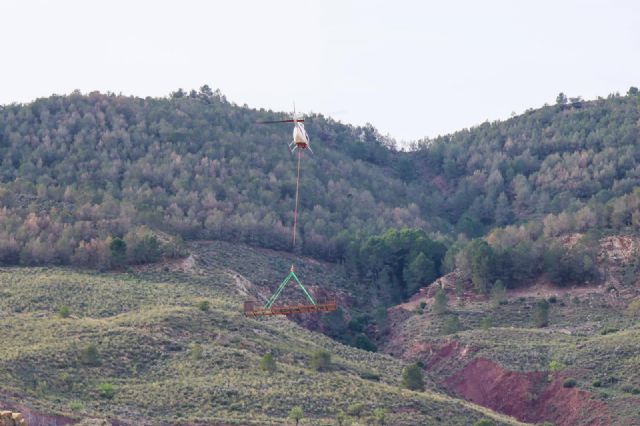 Un helicóptero apoya las labores de adecuación y restauración ambiental del sendero del Cejo de los Enamorados y de la Vía Augusta - 2, Foto 2