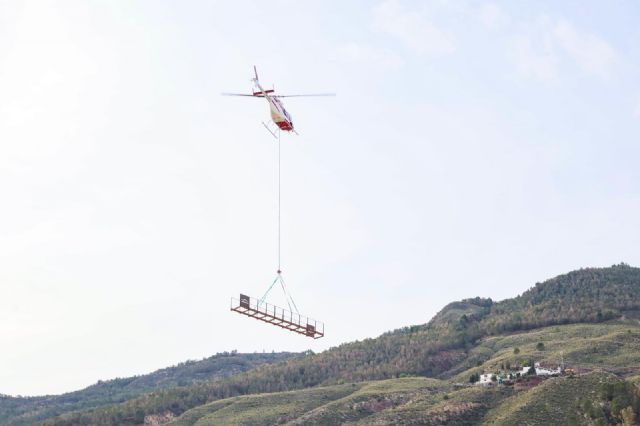 Un helicóptero apoya las labores de adecuación y restauración ambiental del sendero del Cejo de los Enamorados y de la Vía Augusta - 3, Foto 3