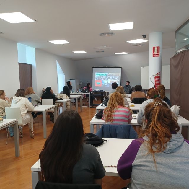 Sisara Izquierdo, de la Fundación Rafa Puede, explica su experiencia en la Universidad Popular - 1, Foto 1