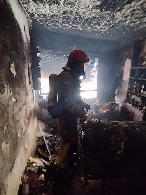 Bomberos apagan el incendio en un piso de Águilas y rescatan a un ocupante - 1, Foto 1