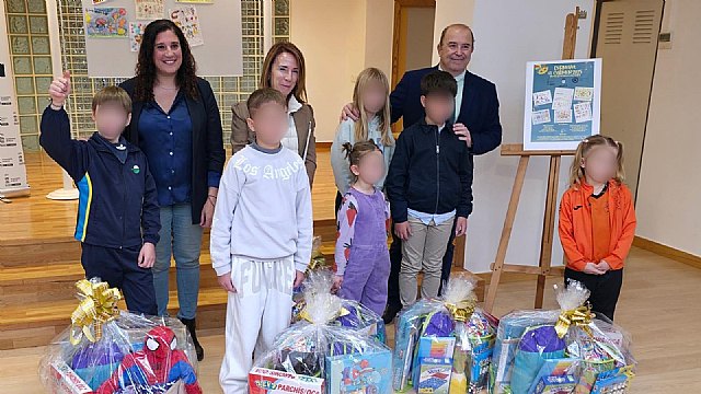 El talento de los escolares da vida al cartel del Carnaval 2025 del Barrio de El Carmen - 1, Foto 1