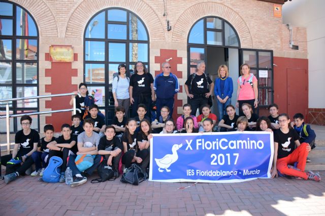 Una treintena de alumnos del IES Floridablanca de Murcia son recibidos por la alcaldesa de Campos del Río a su llegada al municipio - 1, Foto 1