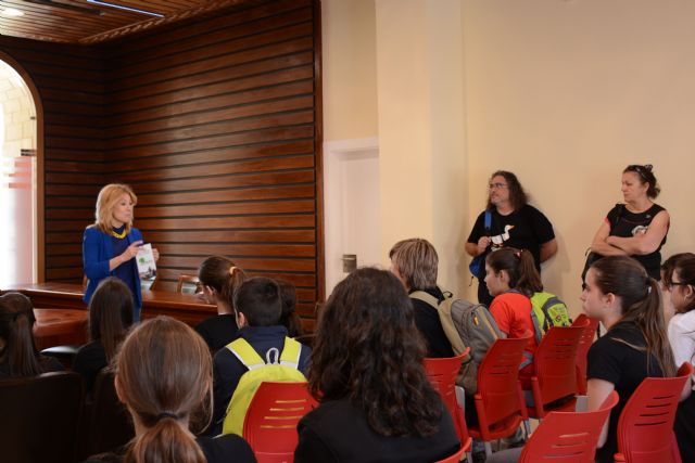 Una treintena de alumnos del IES Floridablanca de Murcia son recibidos por la alcaldesa de Campos del Río a su llegada al municipio - 2, Foto 2