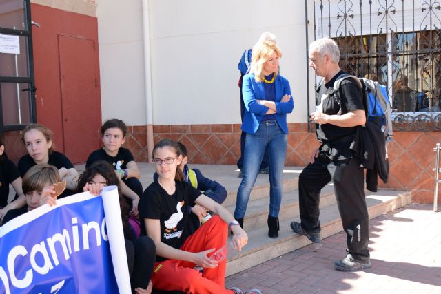 Una treintena de alumnos del IES Floridablanca de Murcia son recibidos por la alcaldesa de Campos del Río a su llegada al municipio - 3, Foto 3