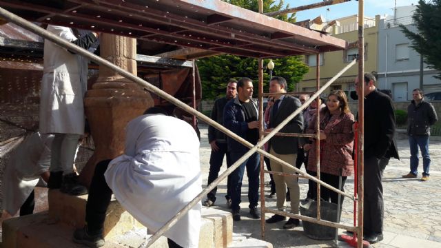 El taller municipal de conservación del patrimonio inicia los trabajos en la Plaza del Rey Sabio para restituir la popular Cruz de Humilladero frente a la iglesia patronal - 1, Foto 1