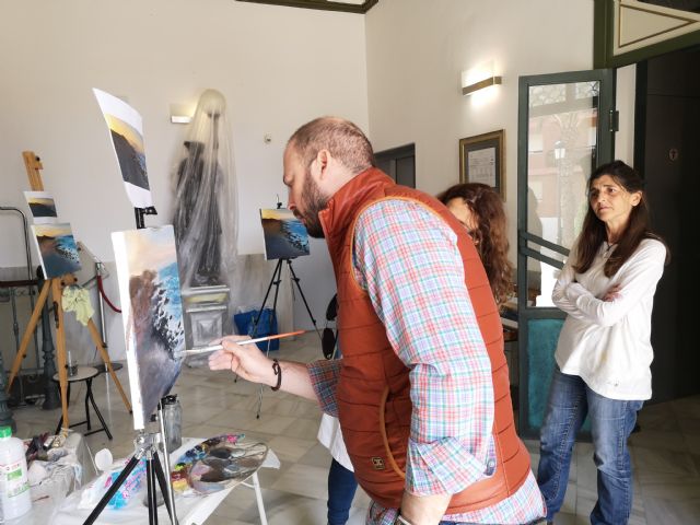 Una veintena de alumnos aprende técnicas de pintura junto a Cristóbal Pérez, Foto 1