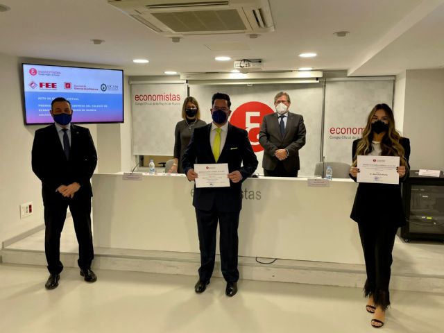 El Colegio de Economistas premia a dos estudiantes del Grado en ADE de la UCAM - 1, Foto 1