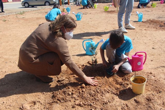 El Ayuntamiento y la comunidad escolar inician la plantación de la pinada El Mar Menor de los niños - 2, Foto 2
