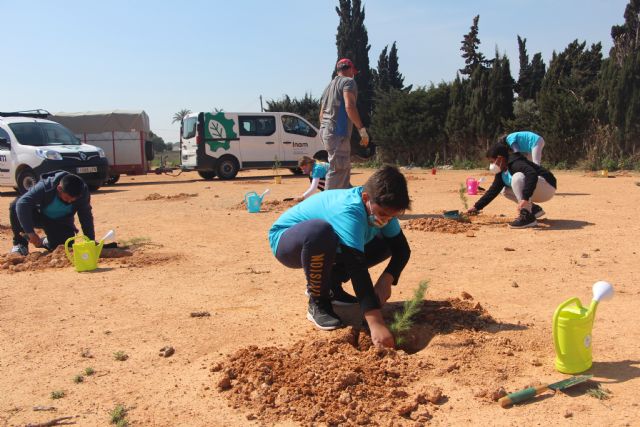 El Ayuntamiento y la comunidad escolar inician la plantación de la pinada El Mar Menor de los niños - 3, Foto 3