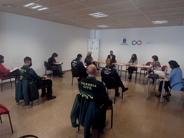 Los agentes sociales y profesionales implicados en la prevención y actuación ante casos de violencia de género se reúnen convocados por el Ayuntamiento de Caravaca - 2, Foto 2