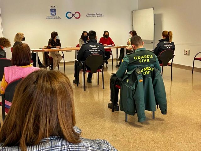 Los agentes sociales y profesionales implicados en la prevención y actuación ante casos de violencia de género se reúnen convocados por el Ayuntamiento de Caravaca - 3, Foto 3