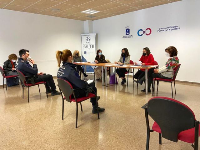 Los agentes sociales y profesionales implicados en la prevención y actuación ante casos de violencia de género se reúnen convocados por el Ayuntamiento de Caravaca - 4, Foto 4