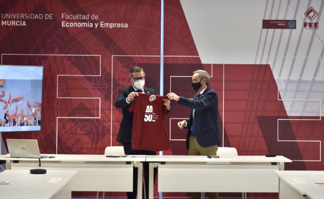 La Facultad de Economía y Empresa de la UMU cumple 50 años y edita una memoria para celebrarlo - 1, Foto 1