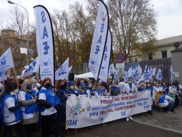 Los profesionales sanitarios reclaman la jubilación anticipada a los 60 años - 1, Foto 1