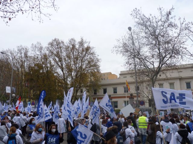 Los profesionales sanitarios reclaman la jubilación anticipada a los 60 años - 2, Foto 2