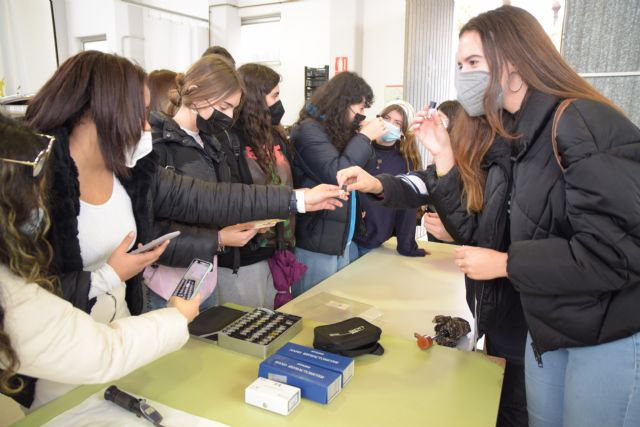 Estudiantes de bachillerato aprenden a hacer caviar de naranja, a elaborar vino y a regenerar purines en las Rutas Biotecnológicas - 2, Foto 2