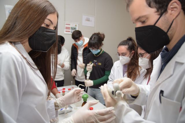 Estudiantes de bachillerato aprenden a hacer caviar de naranja, a elaborar vino y a regenerar purines en las Rutas Biotecnológicas - 3, Foto 3