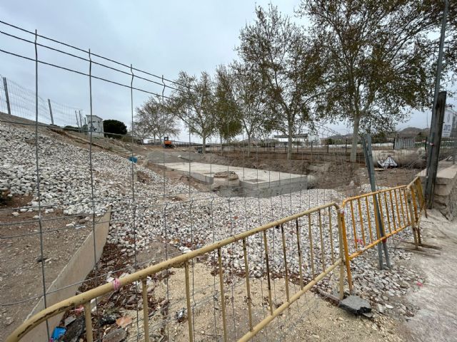 La nefasta gestión del Partido Popular y su incapacidad de supervisar las obras del Huerto de la Rueda deja a vendedores y clientes del mercado sin el aparcamiento durante seis semanas - 2, Foto 2