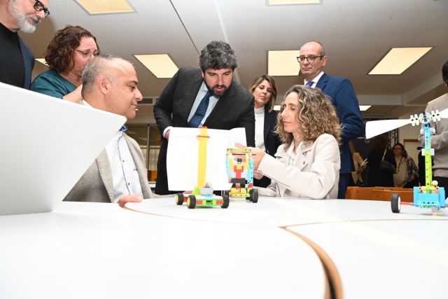 La Comunidad amplía las limitaciones del uso de dispositivos digitales en el aula para reducir el tiempo de exposición del alumno a las pantallas - 1, Foto 1