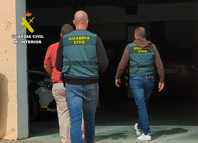 La Guardia Civil detiene al encargado de un comercio de Cieza por estafar 10.000 euros con el uso fraudulento de tarjetas bancarias de terceros - 1, Foto 1