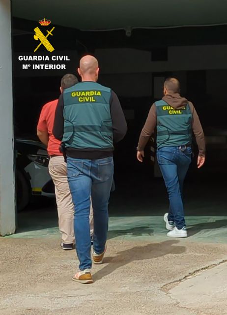 La Guardia Civil detiene al encargado de un comercio de Cieza por estafar 10.000 euros con el uso fraudulento de tarjetas bancarias de terceros - 2, Foto 2