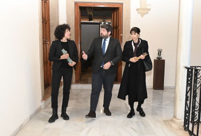 López Miras recibe a Eva Libertad y Nuria Muñoz tras alzarse con la Biznaga de Oro por su largometraje ´Sorda´ en el Festival de Málaga - 1, Foto 1