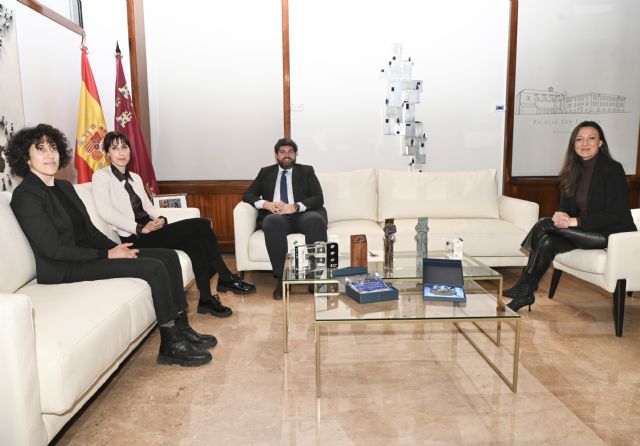 López Miras recibe a Eva Libertad y Nuria Muñoz tras alzarse con la Biznaga de Oro por su largometraje ´Sorda´ en el Festival de Málaga - 2, Foto 2