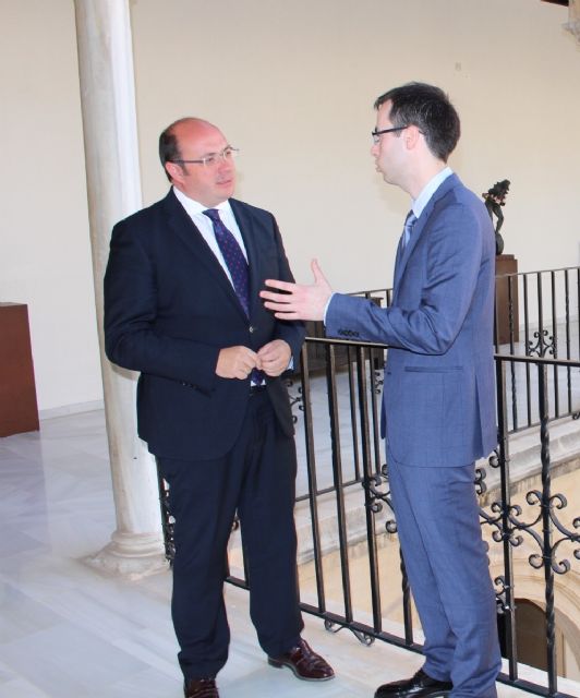Pedro Antonio Sánchez recibe a Carlos Bravo, el joven lorquino que realizó el mejor examen a Médico Interno Residente de toda España - 1, Foto 1