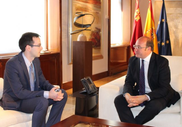 Pedro Antonio Sánchez recibe a Carlos Bravo, el joven lorquino que realizó el mejor examen a Médico Interno Residente de toda España - 2, Foto 2