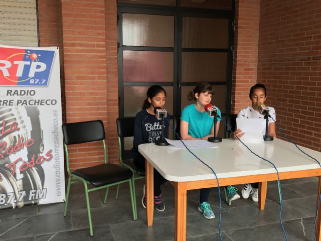 Los alumnos de Dolores de Pacheco hacen sus pinitos en el periodismo radiofónico - 2, Foto 2