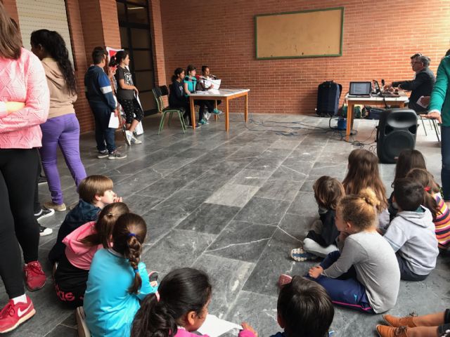 Los alumnos de Dolores de Pacheco hacen sus pinitos en el periodismo radiofónico - 3, Foto 3