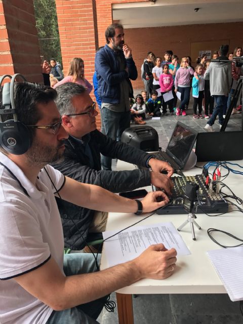 Los alumnos de Dolores de Pacheco hacen sus pinitos en el periodismo radiofónico - 4, Foto 4