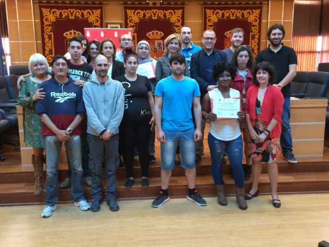 La Concejalía de Bienestar Social de Molina de Segura entrega los diplomas a las 15 personas con bajo nivel de empleabilidad que han participado en el curso de competencias básicas para el empleo - 1, Foto 1