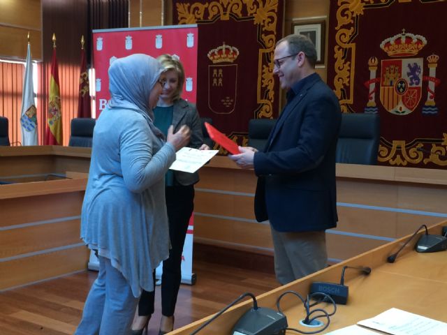 La Concejalía de Bienestar Social de Molina de Segura entrega los diplomas a las 15 personas con bajo nivel de empleabilidad que han participado en el curso de competencias básicas para el empleo - 3, Foto 3
