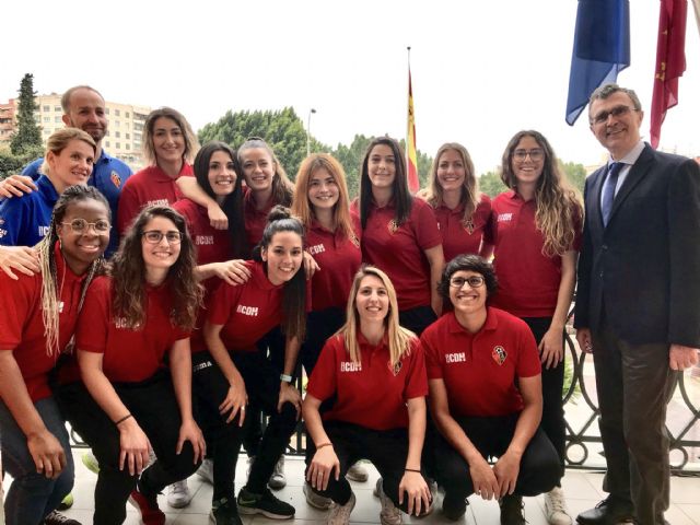 Las campeonas del CAP Ciudad de Murcia llevan al Ayuntamiento su ascenso a la segunda división femenina de fútbol - 1, Foto 1