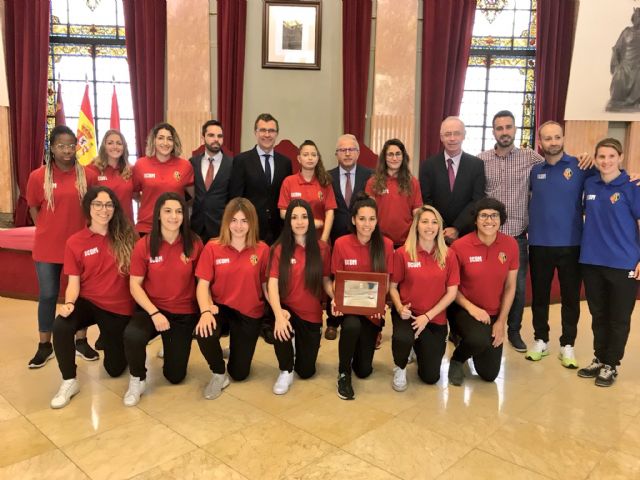Las campeonas del CAP Ciudad de Murcia llevan al Ayuntamiento su ascenso a la segunda división femenina de fútbol - 2, Foto 2