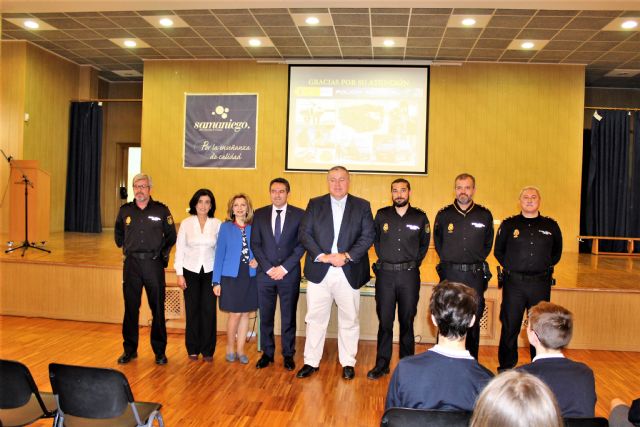 El delegado del Gobierno ha presentado una de las charlas incluidas en el Plan Director para la convivencia y mejora de la seguridad en los centros educativos y sus entornos - 1, Foto 1