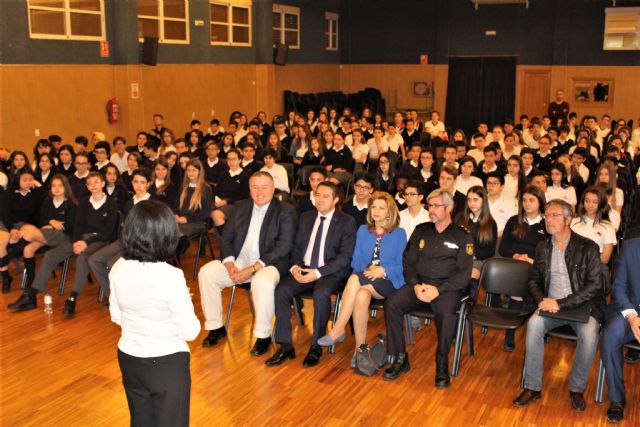El delegado del Gobierno ha presentado una de las charlas incluidas en el Plan Director para la convivencia y mejora de la seguridad en los centros educativos y sus entornos - 2, Foto 2