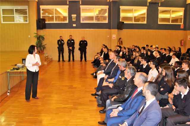 El delegado del Gobierno ha presentado una de las charlas incluidas en el Plan Director para la convivencia y mejora de la seguridad en los centros educativos y sus entornos - 3, Foto 3