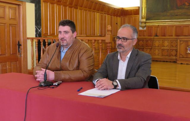 El Ayuntamiento de Caravaca entrega las subvenciones a Comisión de Festejos y a los tres bandos - 1, Foto 1