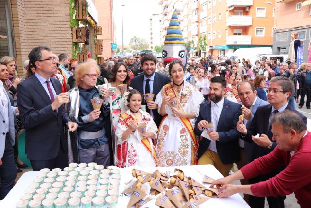Fernando López Miras asiste a la tradicional degustación de buñuelos con chocolate con motivo de las Fiestas de Primavera de Murcia - 1, Foto 1