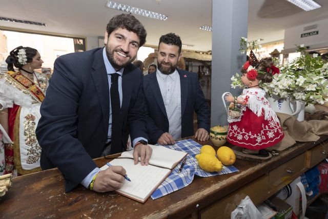 Fernando López Miras asiste a la tradicional degustación de buñuelos con chocolate con motivo de las Fiestas de Primavera de Murcia - 3, Foto 3