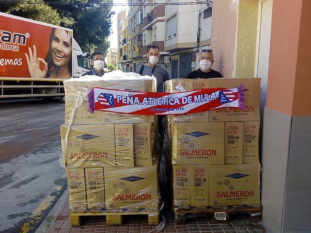La Peña de Aficionados y Simpatizantes Muleños del Club Atlético de Madrid, ha realizado una donación de mil litros de lejía - 1, Foto 1
