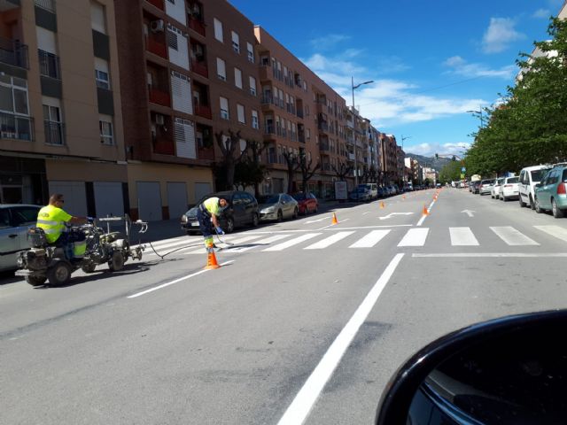 Lorca lleva a cabo labores de repintado de las señales horizontales durante los últimos días - 1, Foto 1