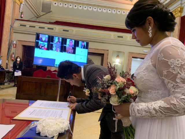 El Ayuntamiento retransmite por primera vez las bodas civiles por videoconferencia - 3, Foto 3