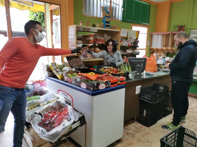El Ayuntamiento de Puerto Lumbreras reparte 300 pantallas de autoprotección a los trabajadores de los comercios - 2, Foto 2
