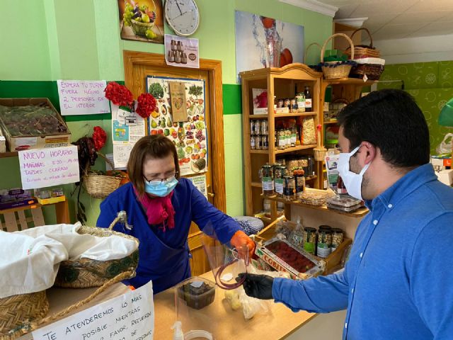 El Ayuntamiento de Puerto Lumbreras reparte 300 pantallas de autoprotección a los trabajadores de los comercios - 3, Foto 3