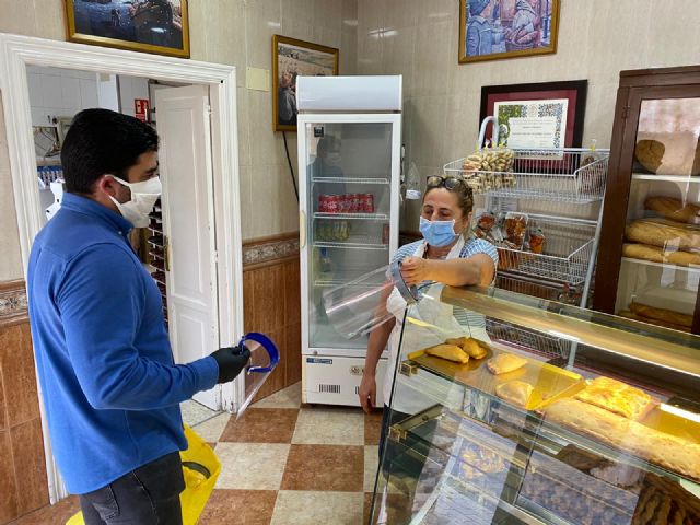 El Ayuntamiento de Puerto Lumbreras reparte 300 pantallas de autoprotección a los trabajadores de los comercios - 4, Foto 4