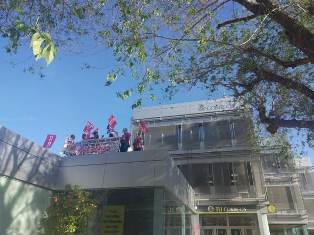 Delegados y delegadas de CCOO y UGT se encierran en la Oficina Principal de Correos Plaza Circular, de Murcia bajo el lema SALVEMOS CORREOS - 1, Foto 1