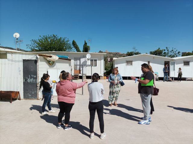 IU-Verdes Lorca exige celeridad para realojar a los quince menores y a sus familias que llevan once años viviendo en casas prefabricadas en Sutullena - 1, Foto 1
